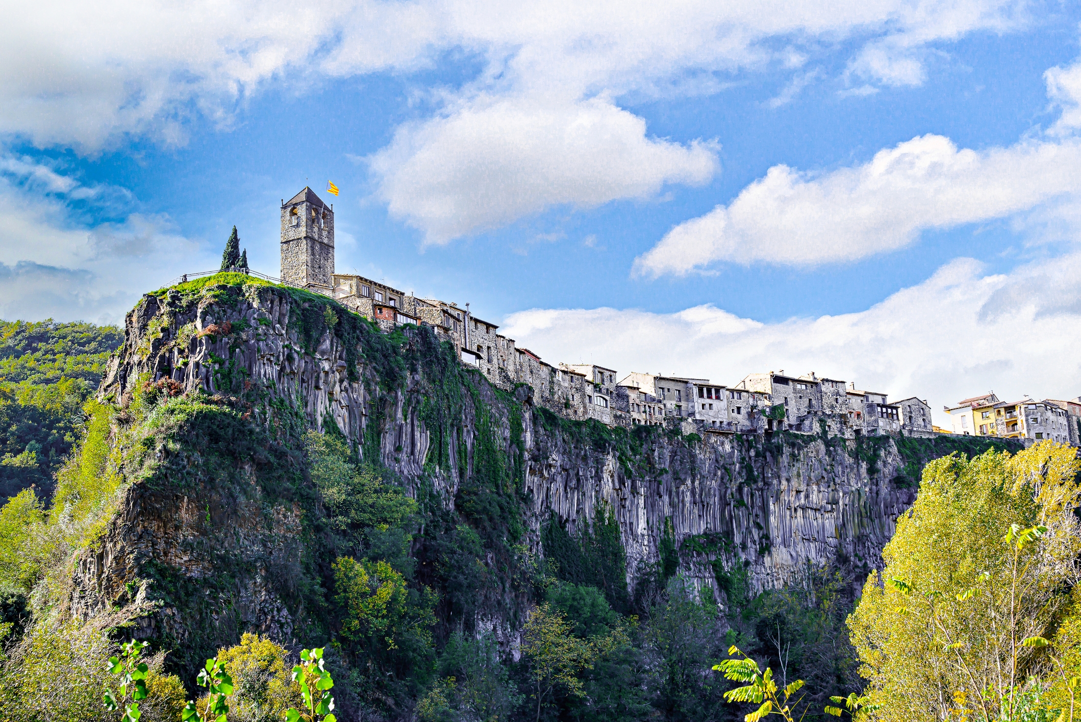 Castellfollit de la Roca es troba dins del Parc Natural de la Zona Volcànica de la Garrotxa