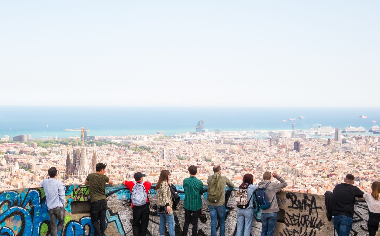 Vista panoràmica de la ciutat de Barcelona des del mirador del turó de la Rovira