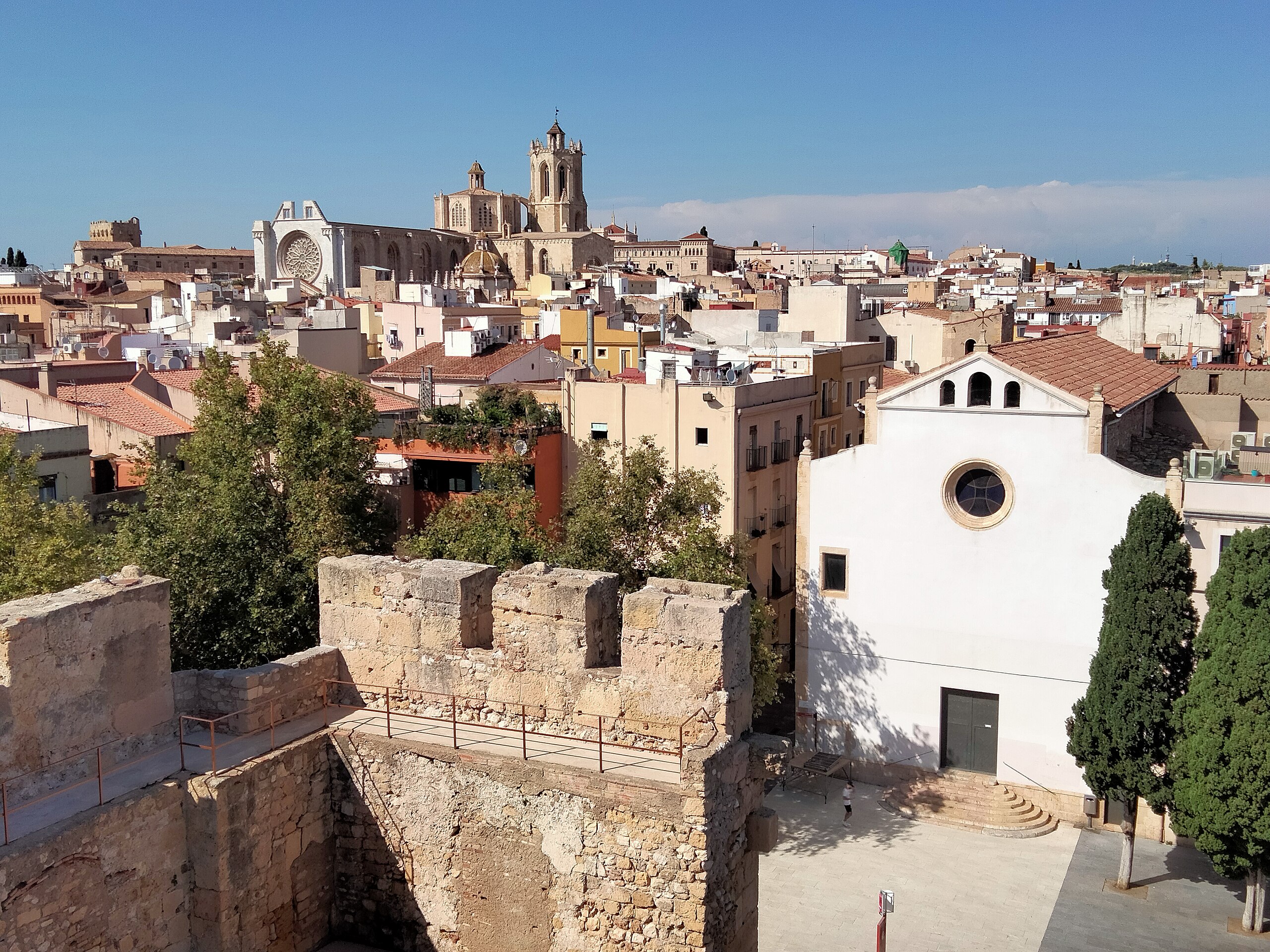 La plaça del Rei , amb l'església de la Trinitat, des del terrat del Pretori