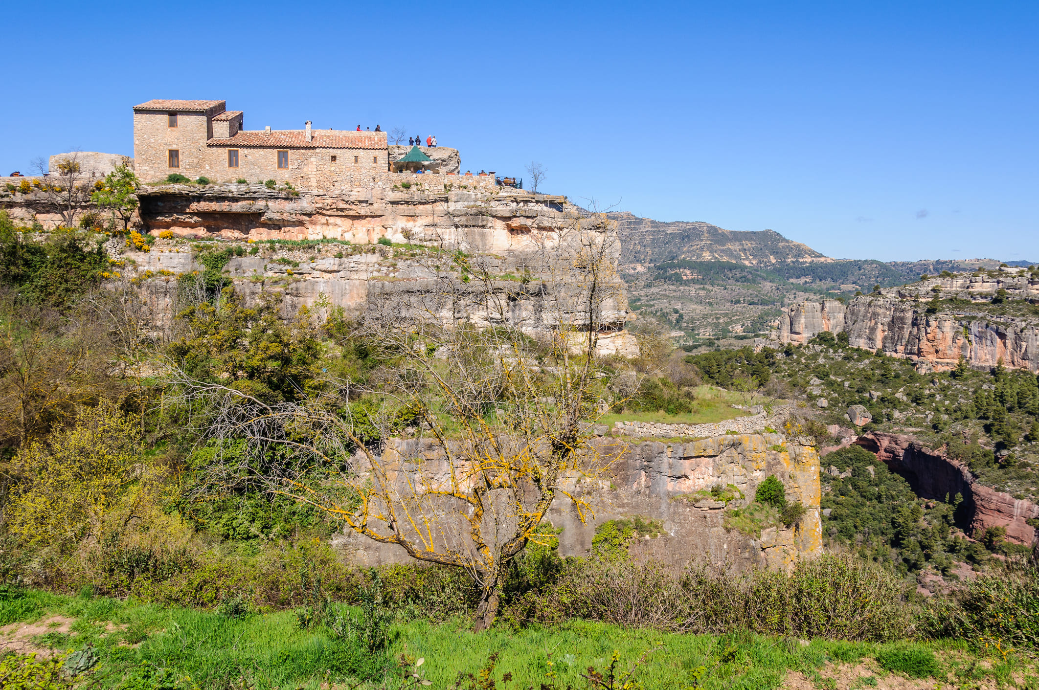 La serra Major i la Roca Corbatera, des de Siurana