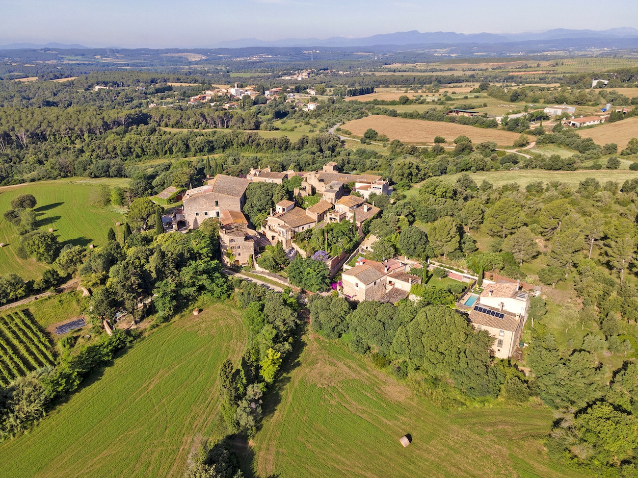 A L’Olivet de Mas Ferran, a Terrades, l’Ingrid Gou ven productes elaborats a la zona, inclosos els que es produeixen a la finca familiar