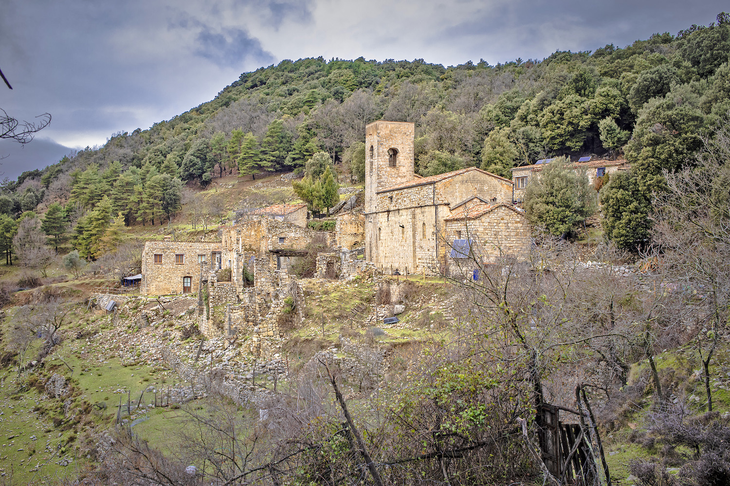 El nucli de Lliurona va ser el centre real de l’antic municipi de Bassegoda; hi destaca l’església de Sant Andreu