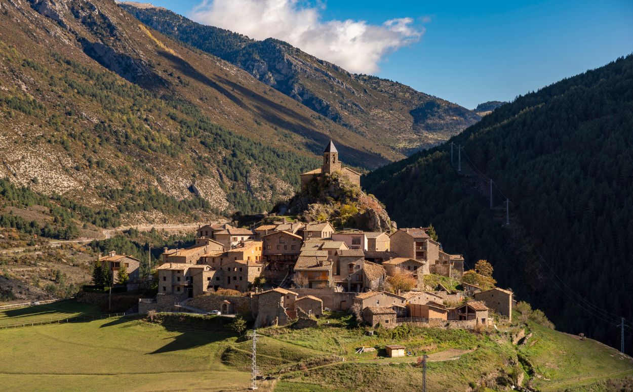 Des de Josa, hi ha unes vistes envejables de la vall de Tuixén - la Vansa