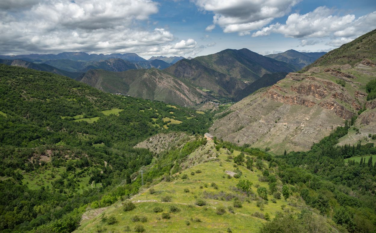 La Mare de Déu de la Serra és una ermita romànica del poble de Farrera