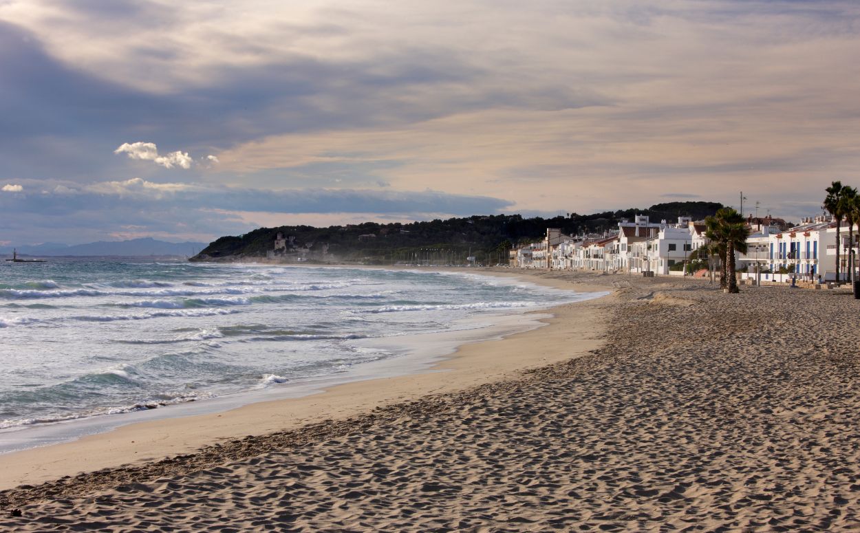 Platja d'Altafulla amb la muntanya de Sant Joan al fons