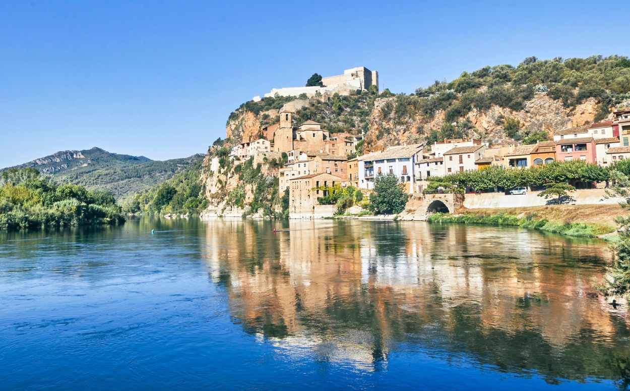 Antic poble de Miravet al costat del riu Ebre