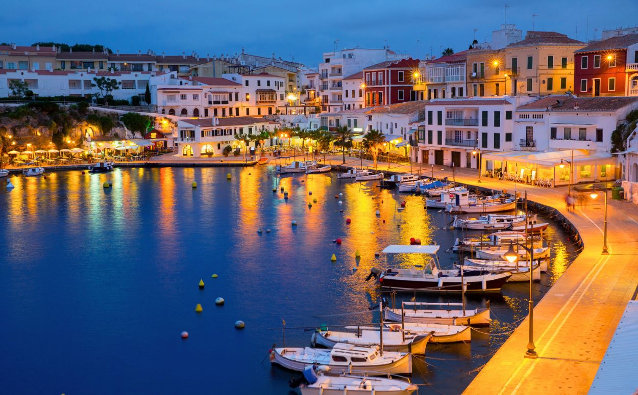 Petit port de Cales Fonts a es Castell, des d'on es pot gaudir de la sortida del sol