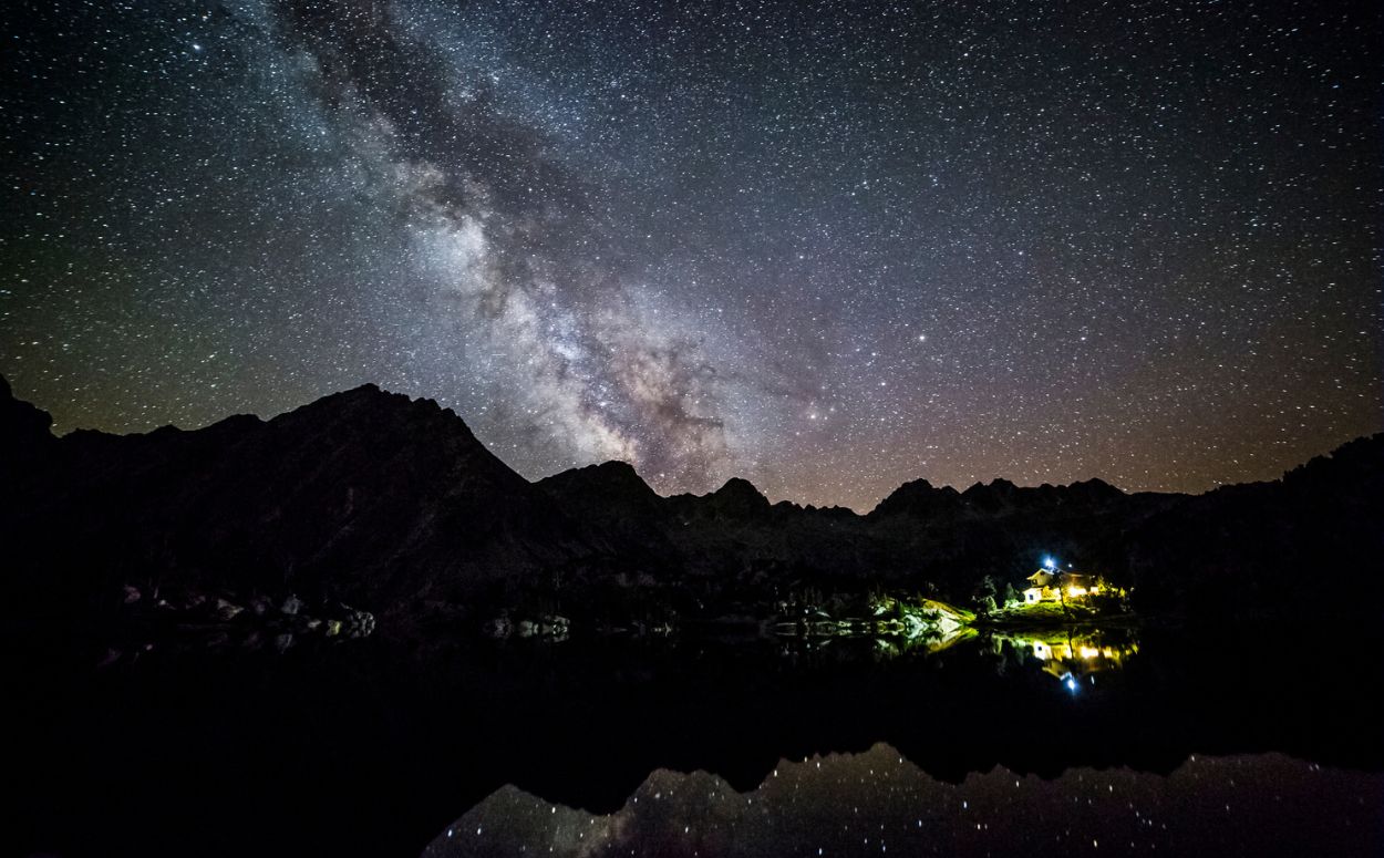 Cel fosc al el Parc Nacional d’Aigüestortes i Estany de Sant Maurici, reserva i destinació turística Starlight