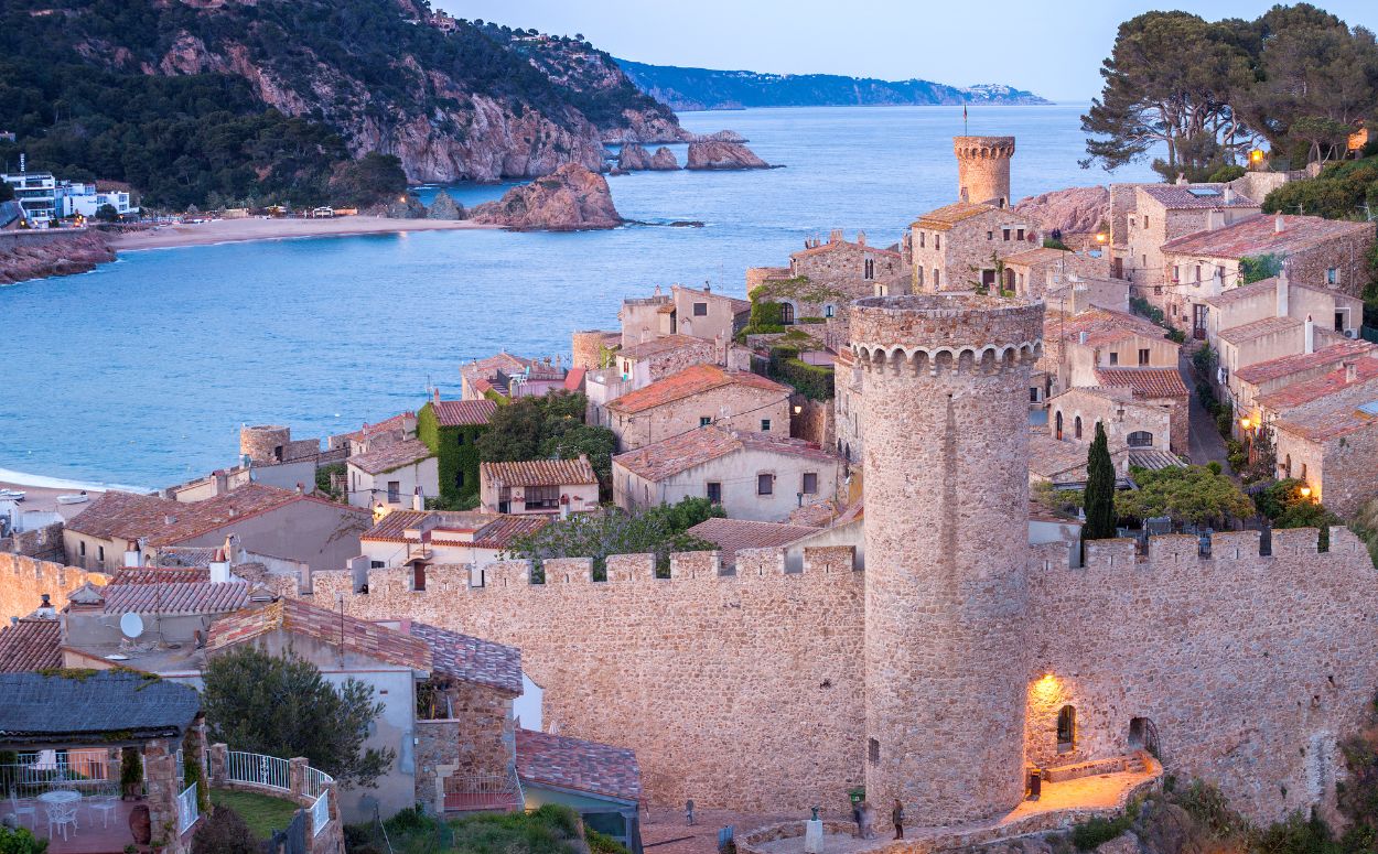 La famosa Vila Vella de Tossa de Mar, on es troba el museu