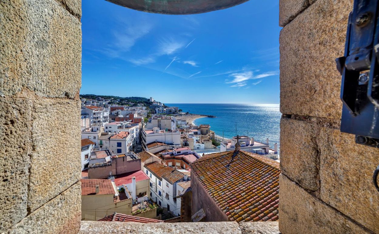 Sant Pol de Mar des d'una obertura del campanar, a Costa Barcelona