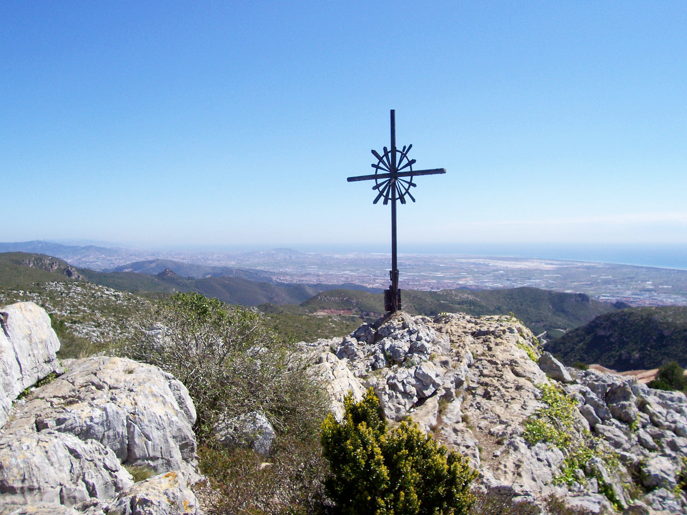 Creu al cim de la Morella, el sostre del massís del Garraf