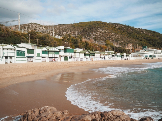 A la platja del Garraf es compten un total de 33 casetes tradicionals de bany, avui restaurades i utilitzades com a cases d’estiueig