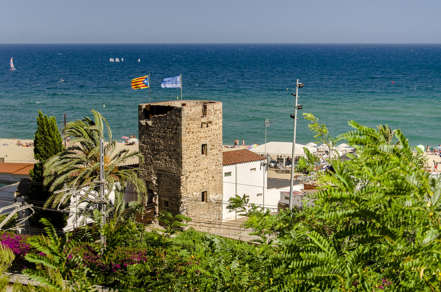 La torre de guaita de Ca l’Alzina, a Montgat, és força singular, perquè per un costat és rectangular i per l’altre és semicircular