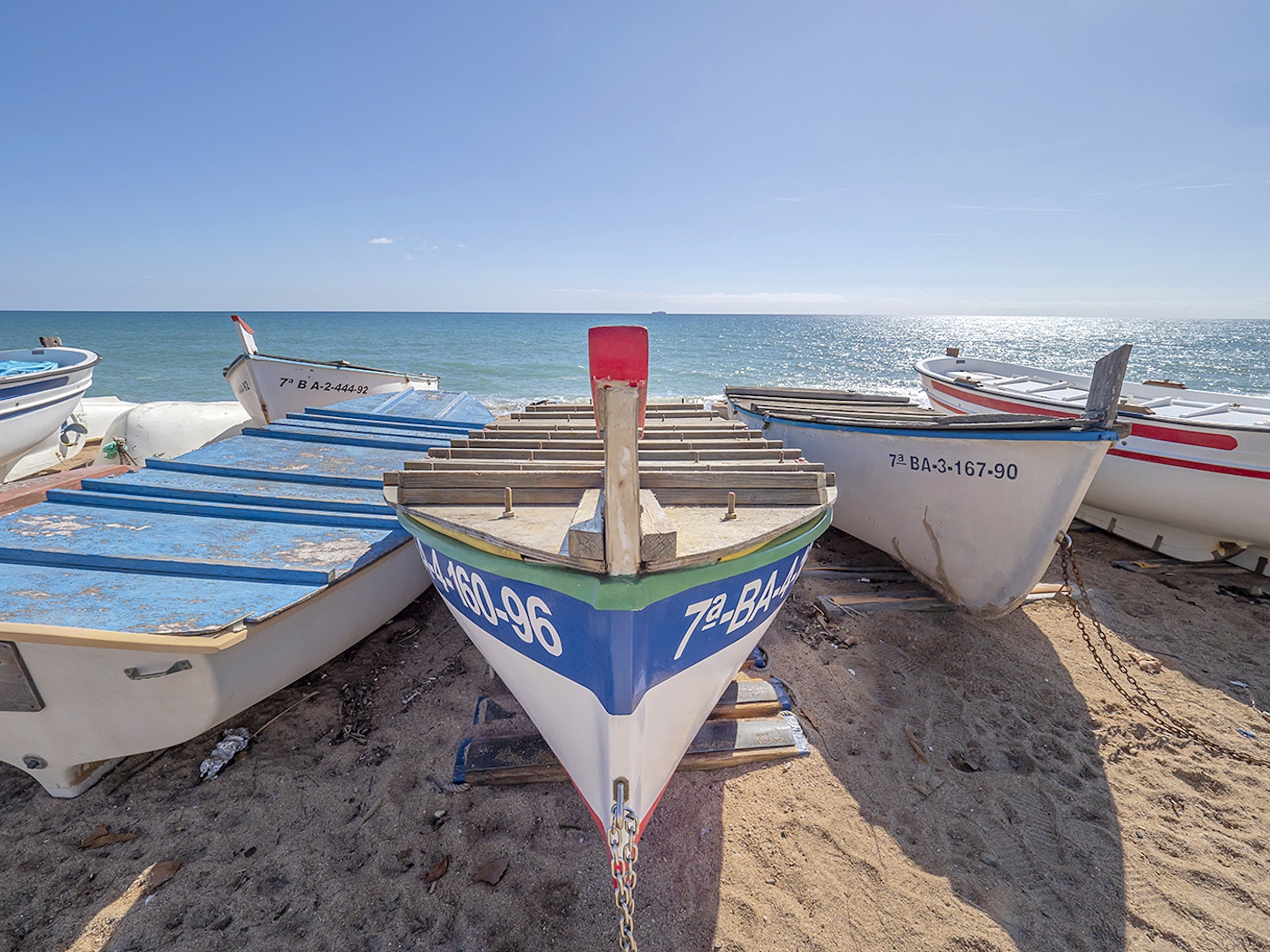 Unes barques a la platja de Sant Pol de Mar