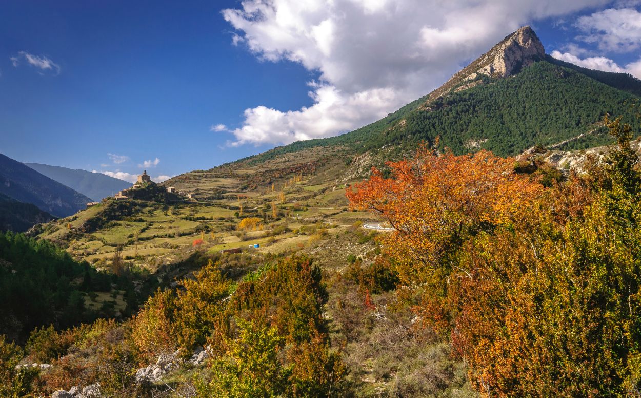 Poble de Josa de Cadí a la tardor amb el cim del Cadinell