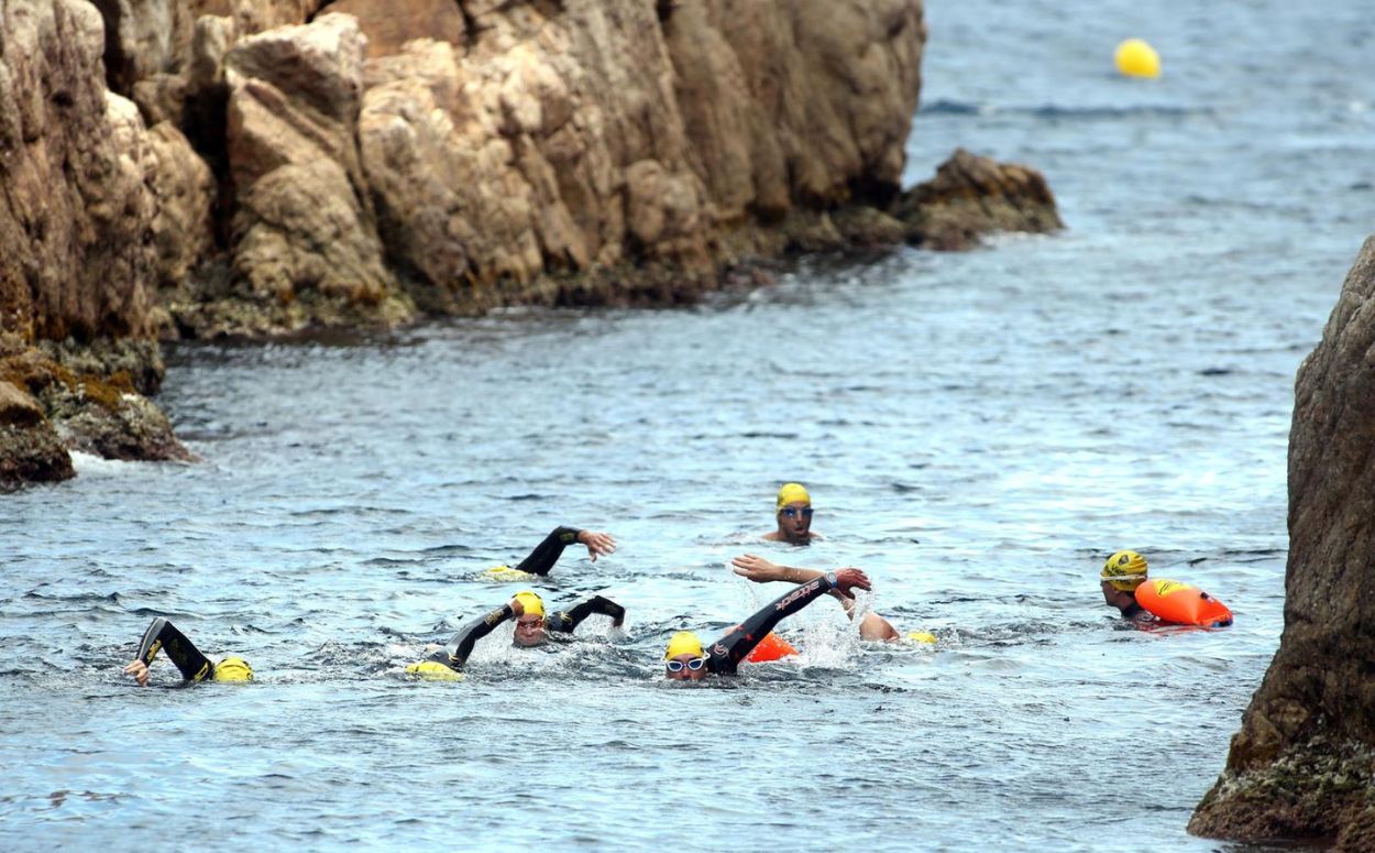 Grup practicant la natació a Sant Feliu de Guíxols, a Costa Brava