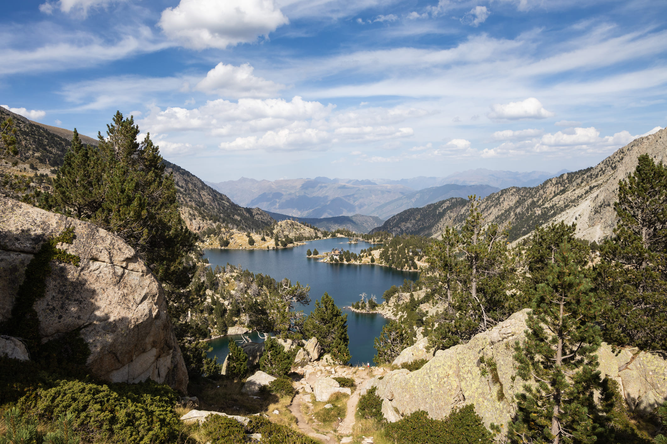 L’estany Negre, envoltat de muntanyes