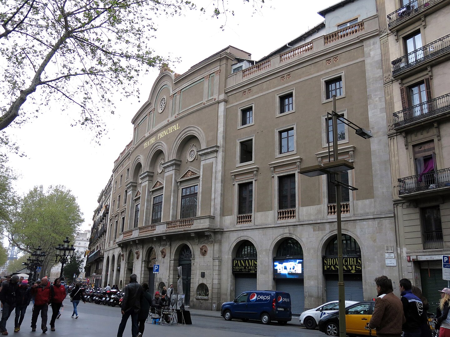 El carrer de l'Arc del Teatre té aquest nom perquè s'hi accedeix per sota d'una de les portalades del Teatre Principal, la de més a l'esquerra a la imatge