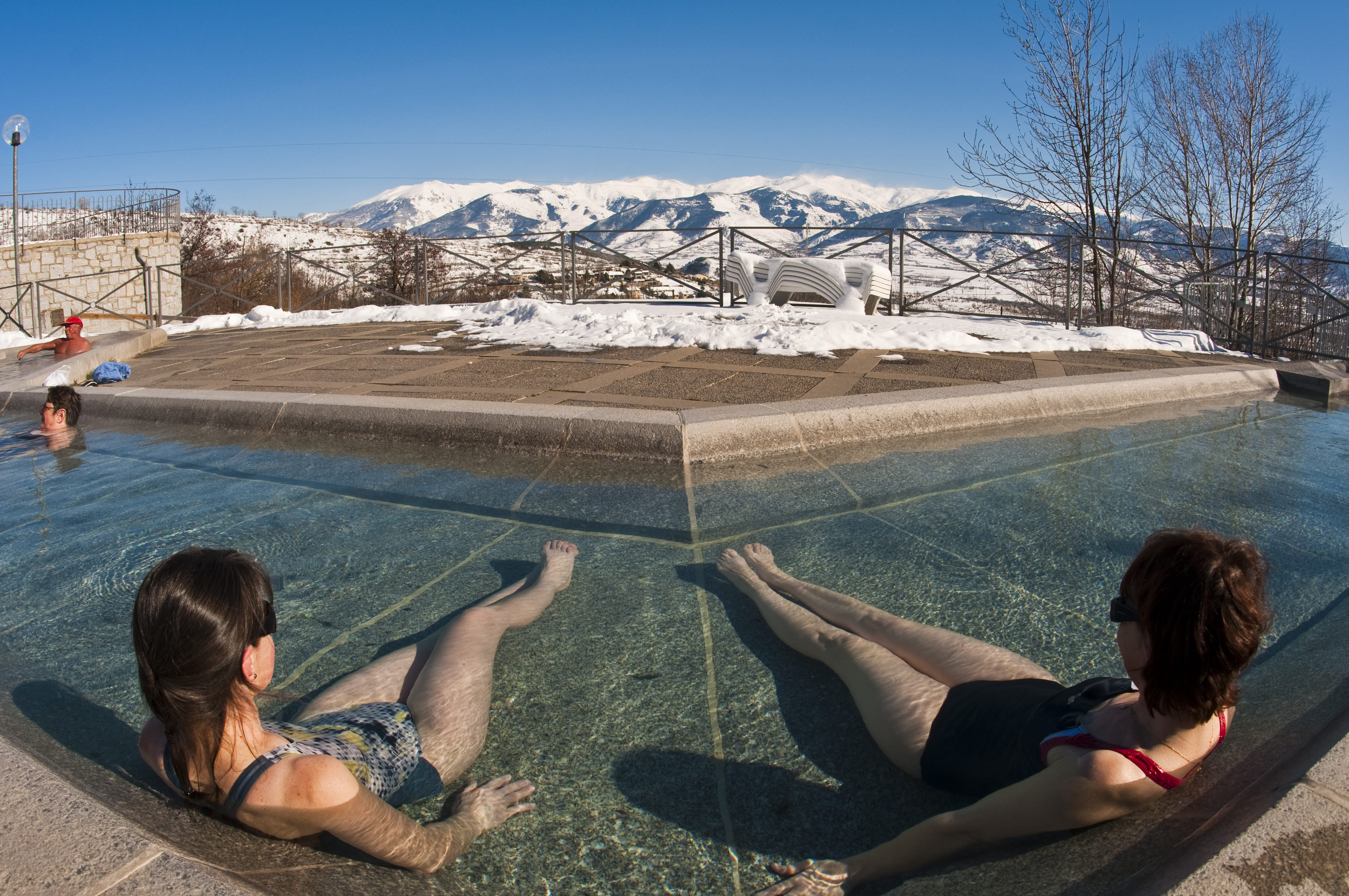 Piscines exteriors dels banys de Dorres amb impressionants vistes a les muntanyes nevades