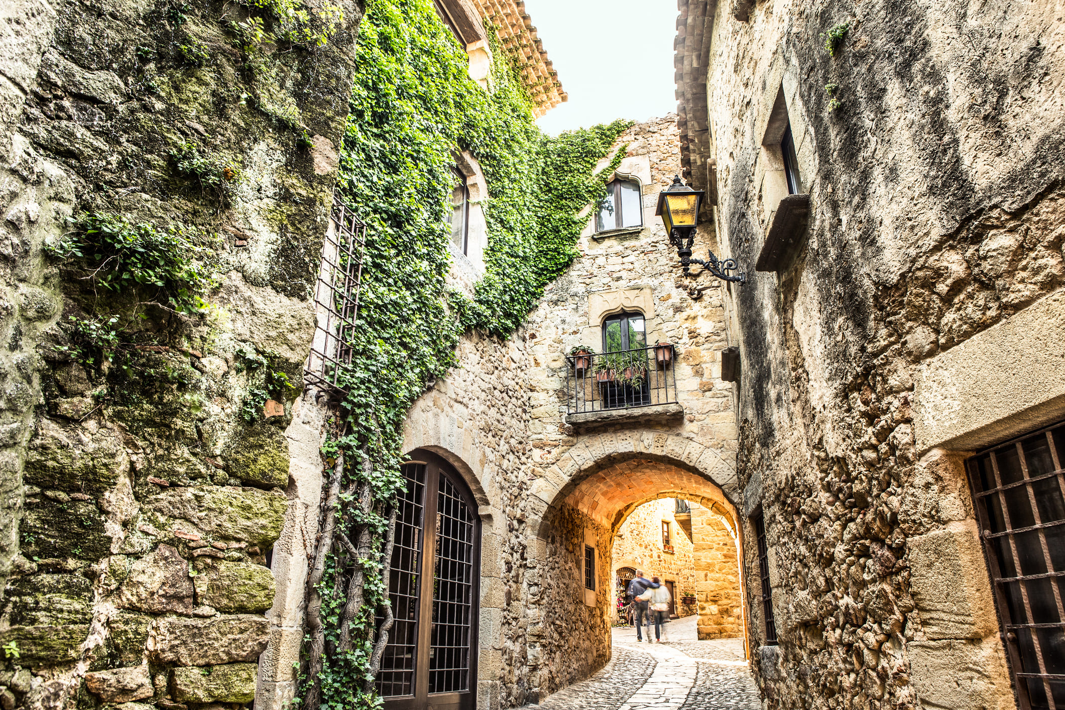 Pas cobert al carrer Major de Pals