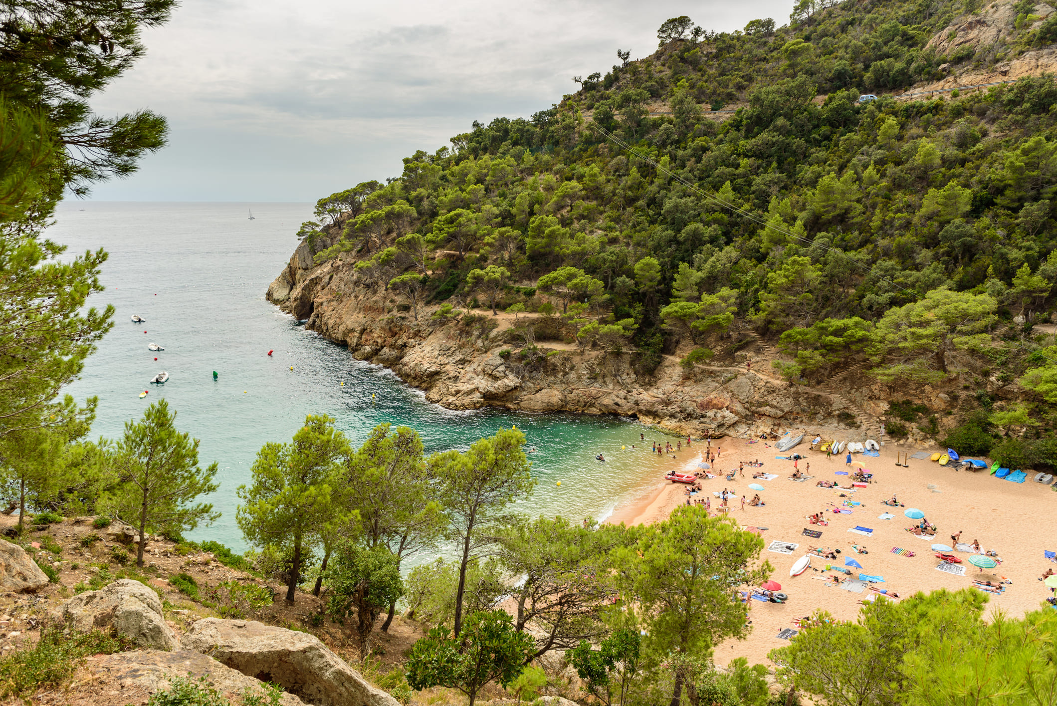 La cala Pola, un dels espais indispensables del massís de les Cadiretes