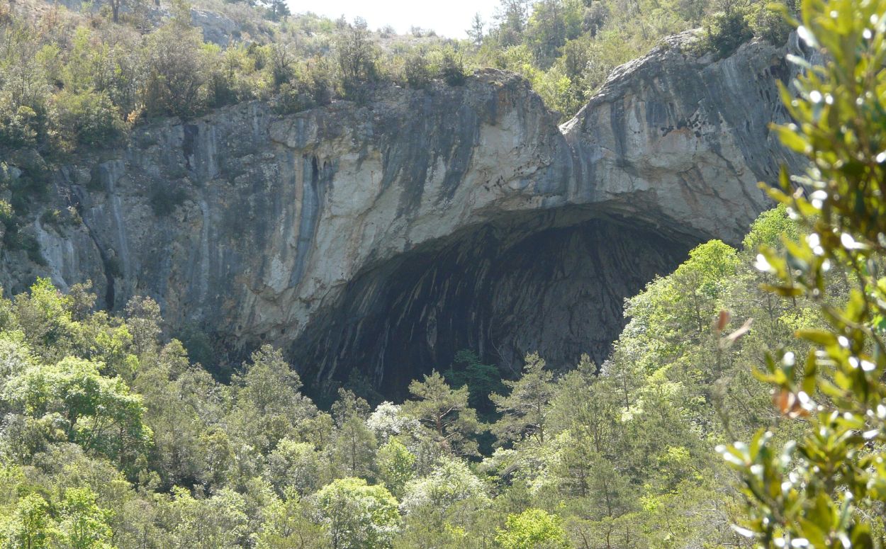 La cova de les Gralles, una impressionant cavitat a la roca