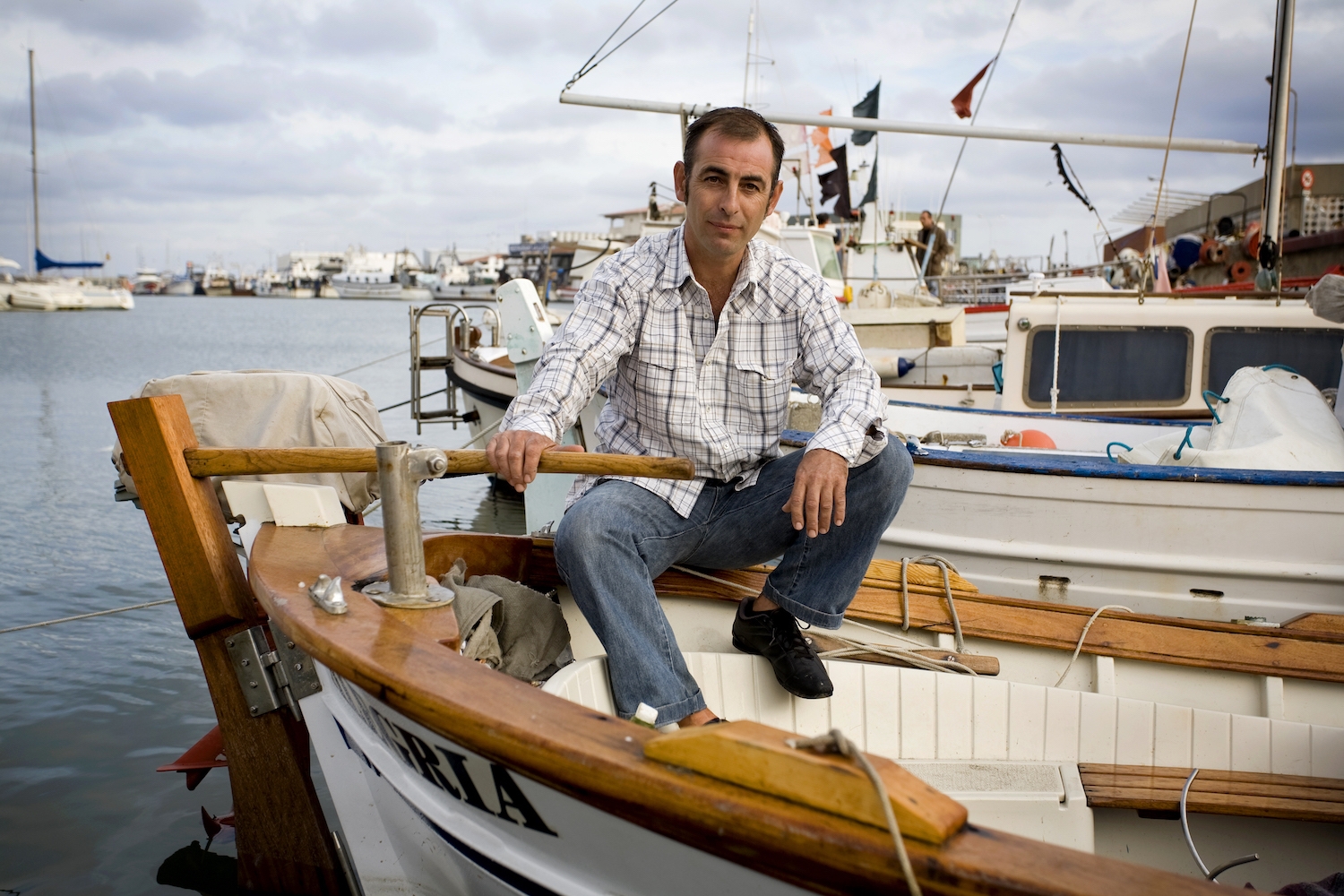 Al port d’Arenys de Mar es concentra bona part de la flota pesquera de la comarca; José Montes surt a feinejar-hi cada dia amb la seva barca