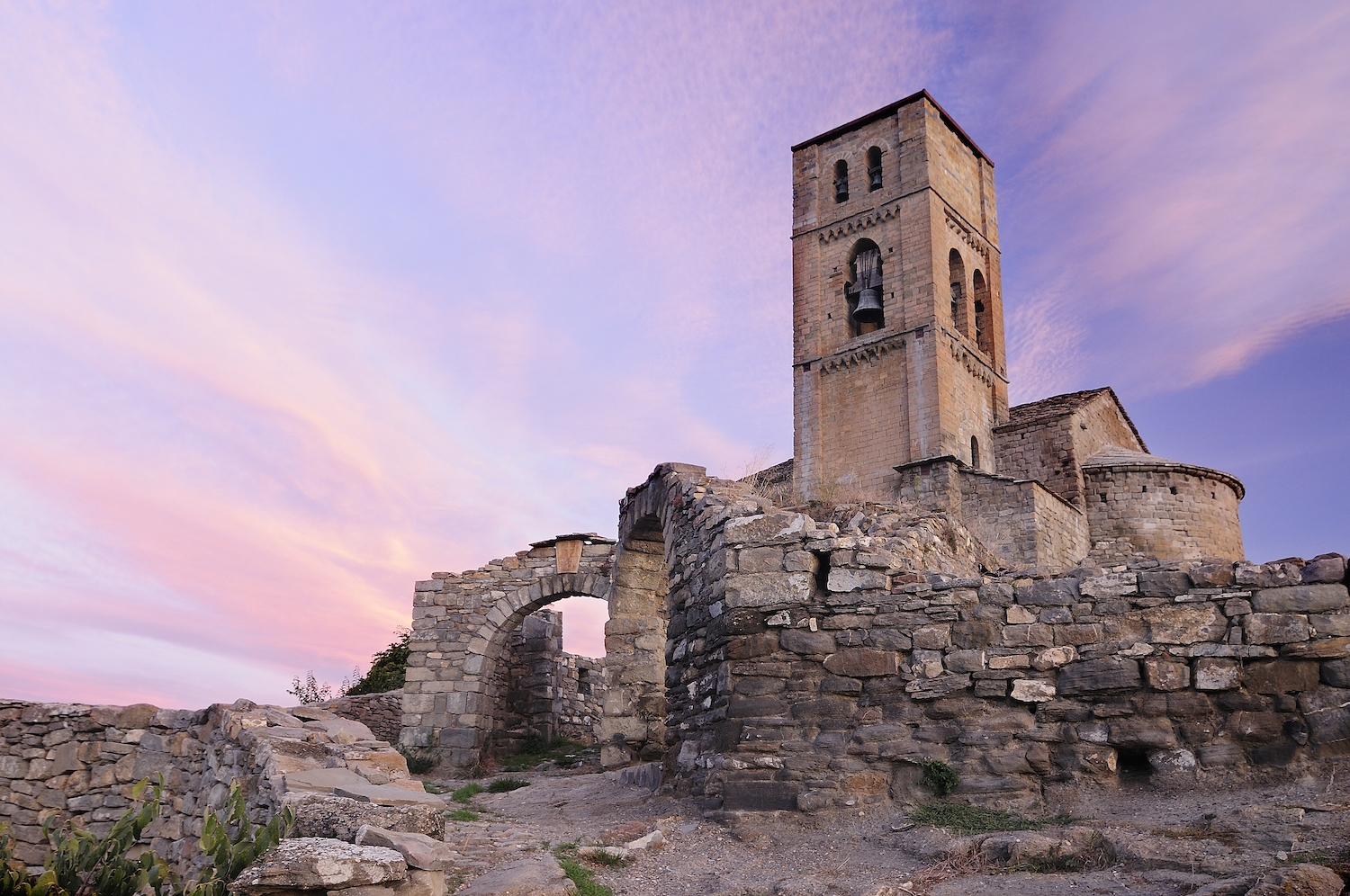 L’església de Santa Maria de Baldós, d’estil romànic llombard, sorprèn per les seves grans dimensions