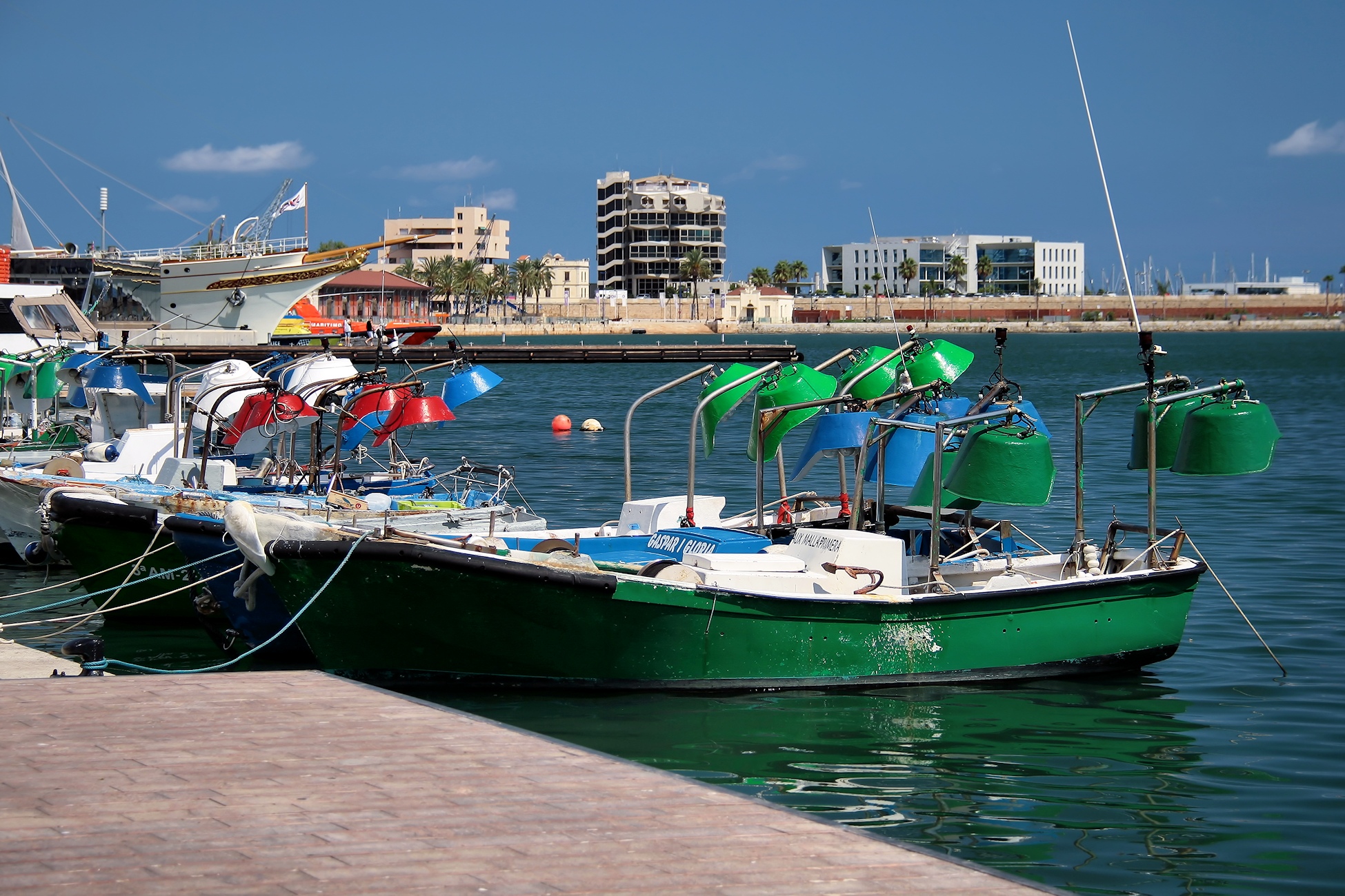 Les barques de pescadors descansen al Serrallo