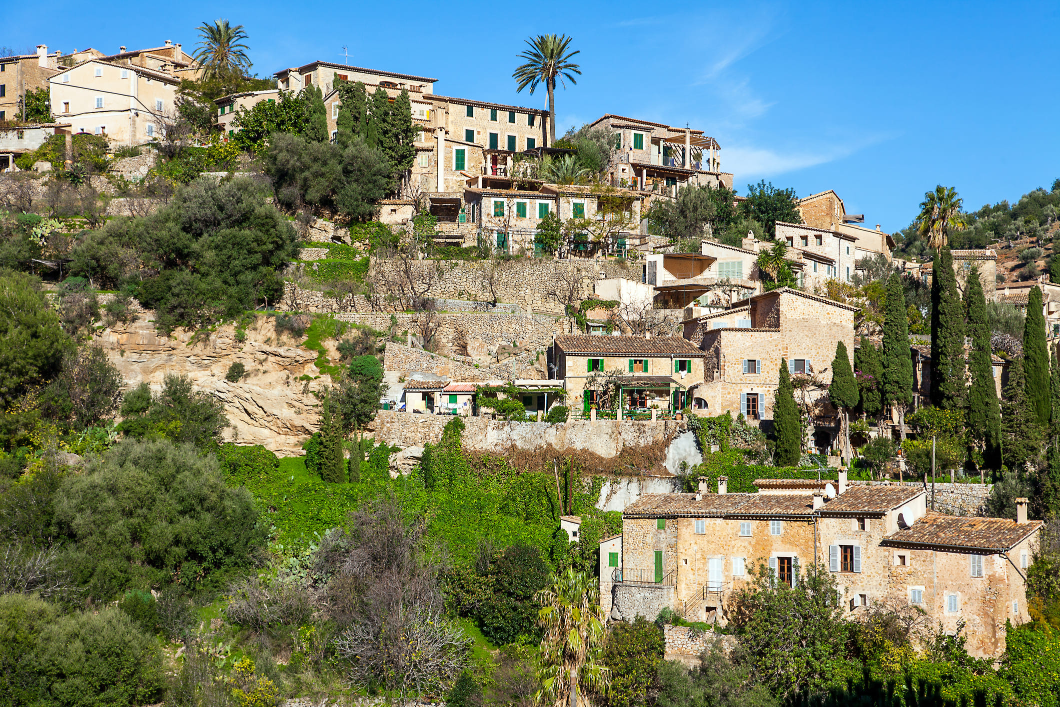 El poble de Deià, immers dins la natura abrupta de la serra de Tramuntana