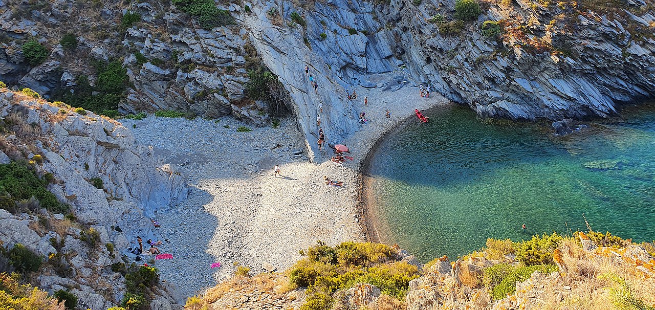 El mar i les roques des de la cala de Sa Sabolla