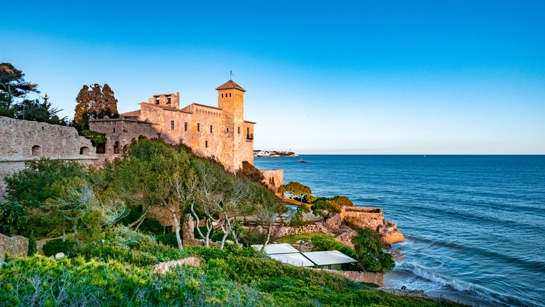 El castell de Tamarit vist des de la platja d’Altafulla