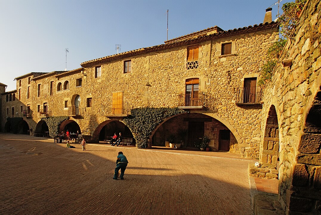 Als porxos de la plaça de Jaume I de Monells hi desemboquen gairebé tots els carrers del poble.