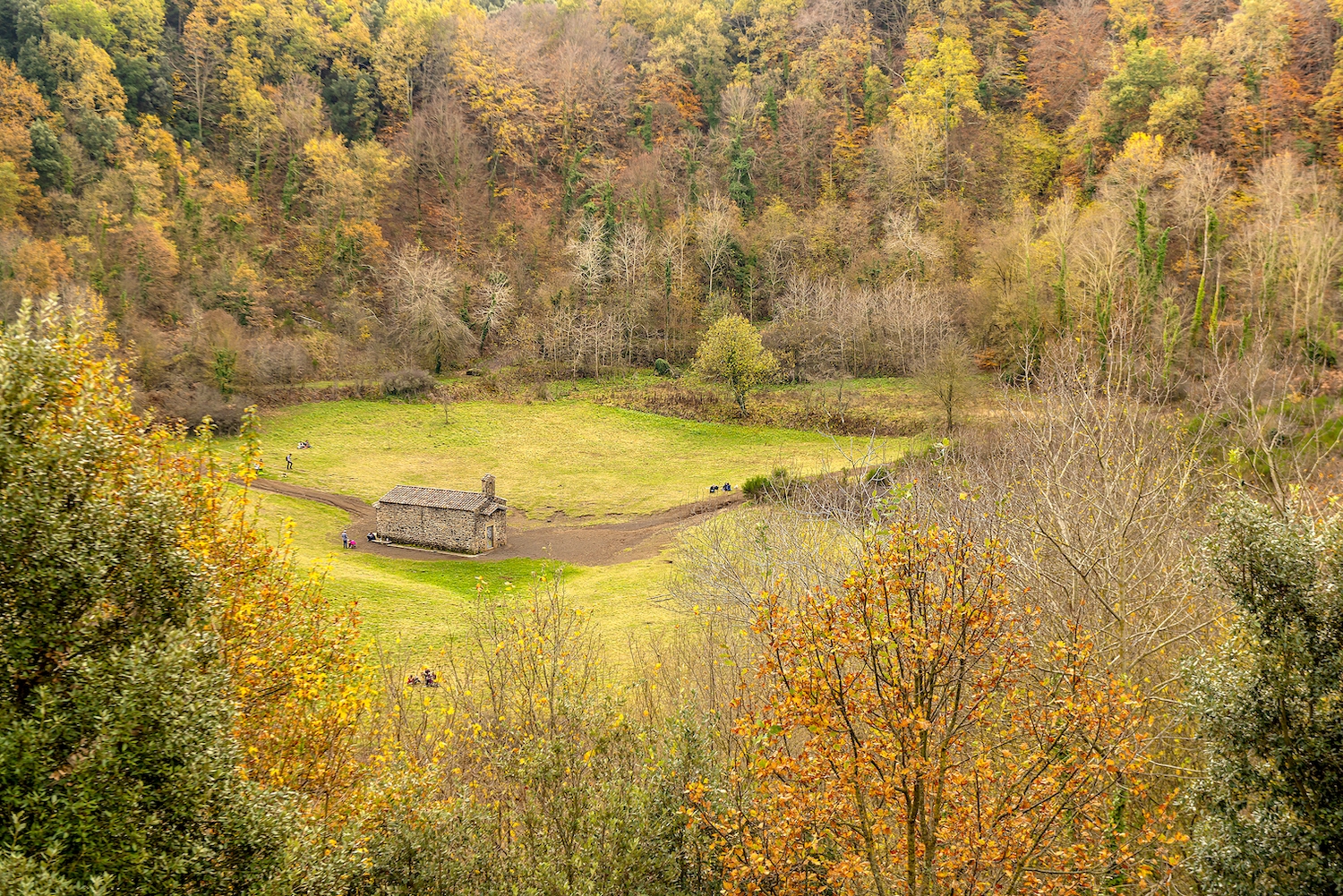 El cràter del volcà de Santa Margarida és un dels espais més singulars de la Zona Volcànica de la Garrotxa, un parc natural que l’any passat rebé 465.000 visitants