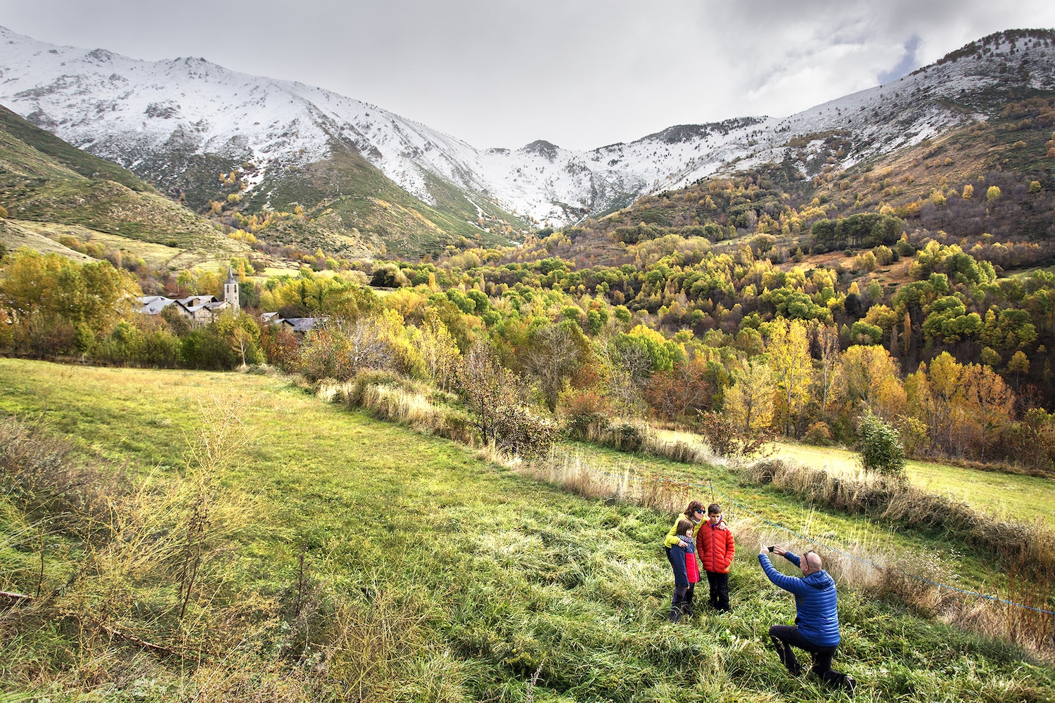 La vall d’Unarre, ben tenyida de colors en el moment de rebre les primeres enfarinades.