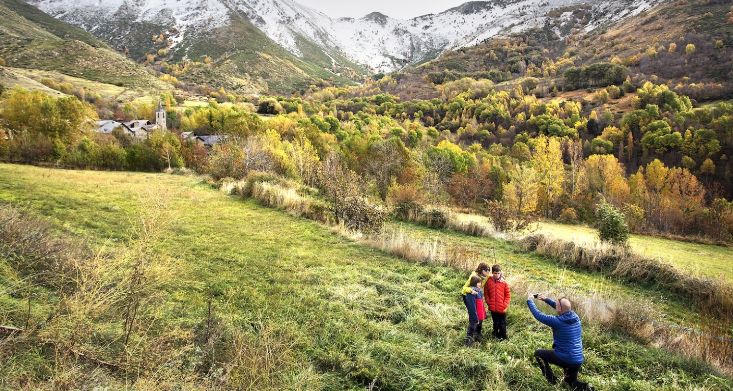 La vall d’Unarre, ben tenyida de colors en el moment de rebre les primeres enfarinades, pertany al Parc Natural de l’Alt Pirineu, que acull uns 350.000 visitants l’any, en aquest cas sobretot a l’estiu