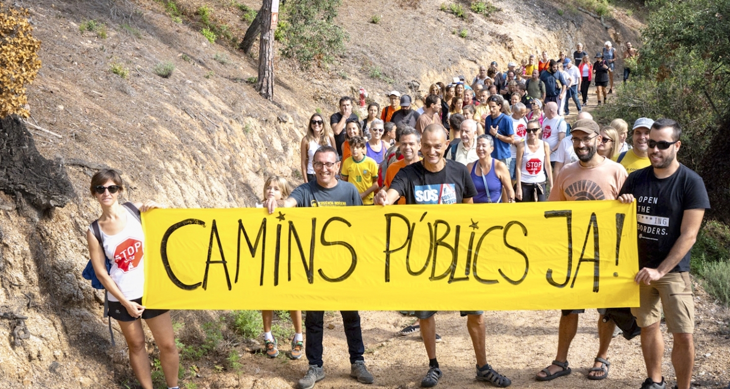 El 23 de setembre del 2023, SOS Costa Brava va convocar una excursió popular per exigir la reobertura del tram del camí de ronda que passa per Can Juncadella, entre cala Morisca i cala Canyelles