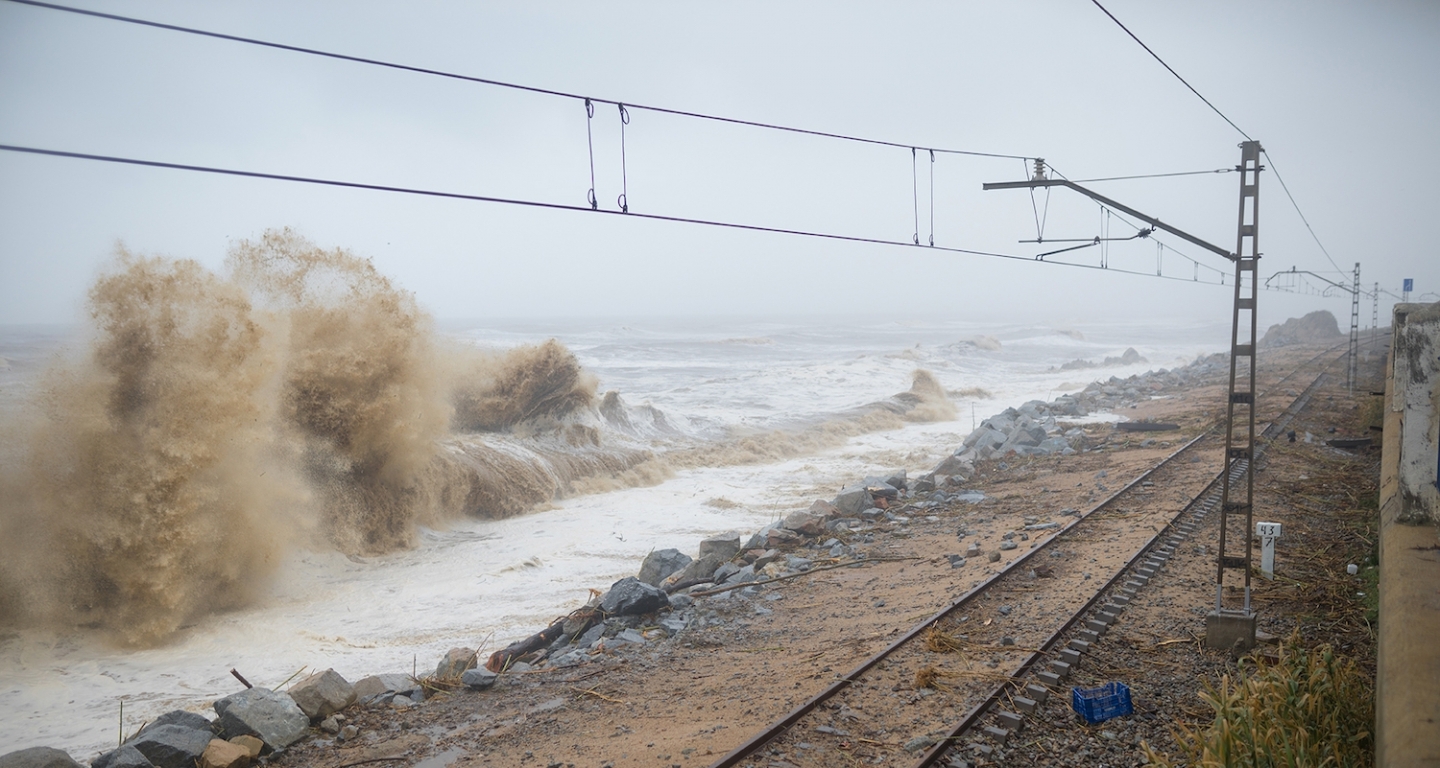 A bona part del litoral, les barreres arquitectòniques, o infraestructures com la línia R1, pateixen les batzegades del mar durant els temporals de llevant, cada cop més imprevisibles