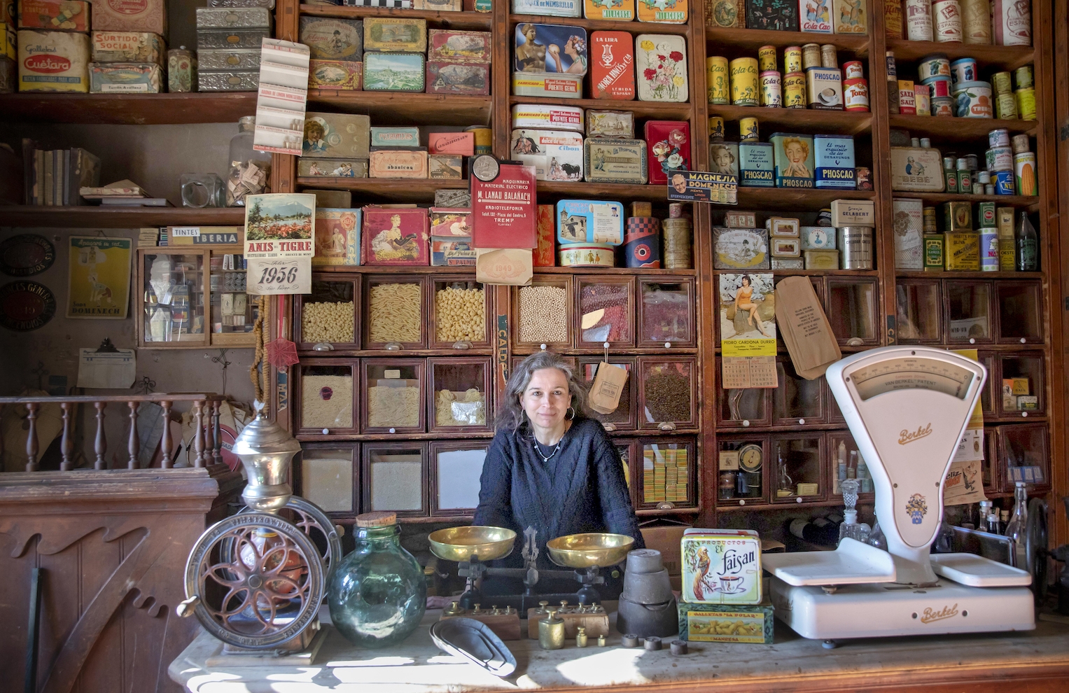 Mireia Font conserva a Casa Leonardo l’antiga botiga on la gent de Senterada i dels pobles del voltant compraven ara fa un segle productes de primera necessitat