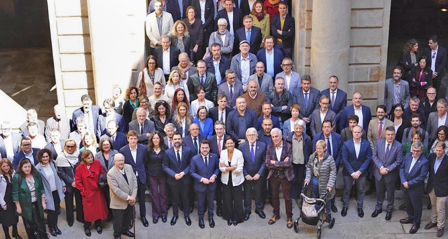 La foto de grup dels signants del Compromís, amb el president de la Generalitat, Pere Aragonès, el conseller Roger Torrent i la directora general de Turisme, Marta Domènech, al capdavant