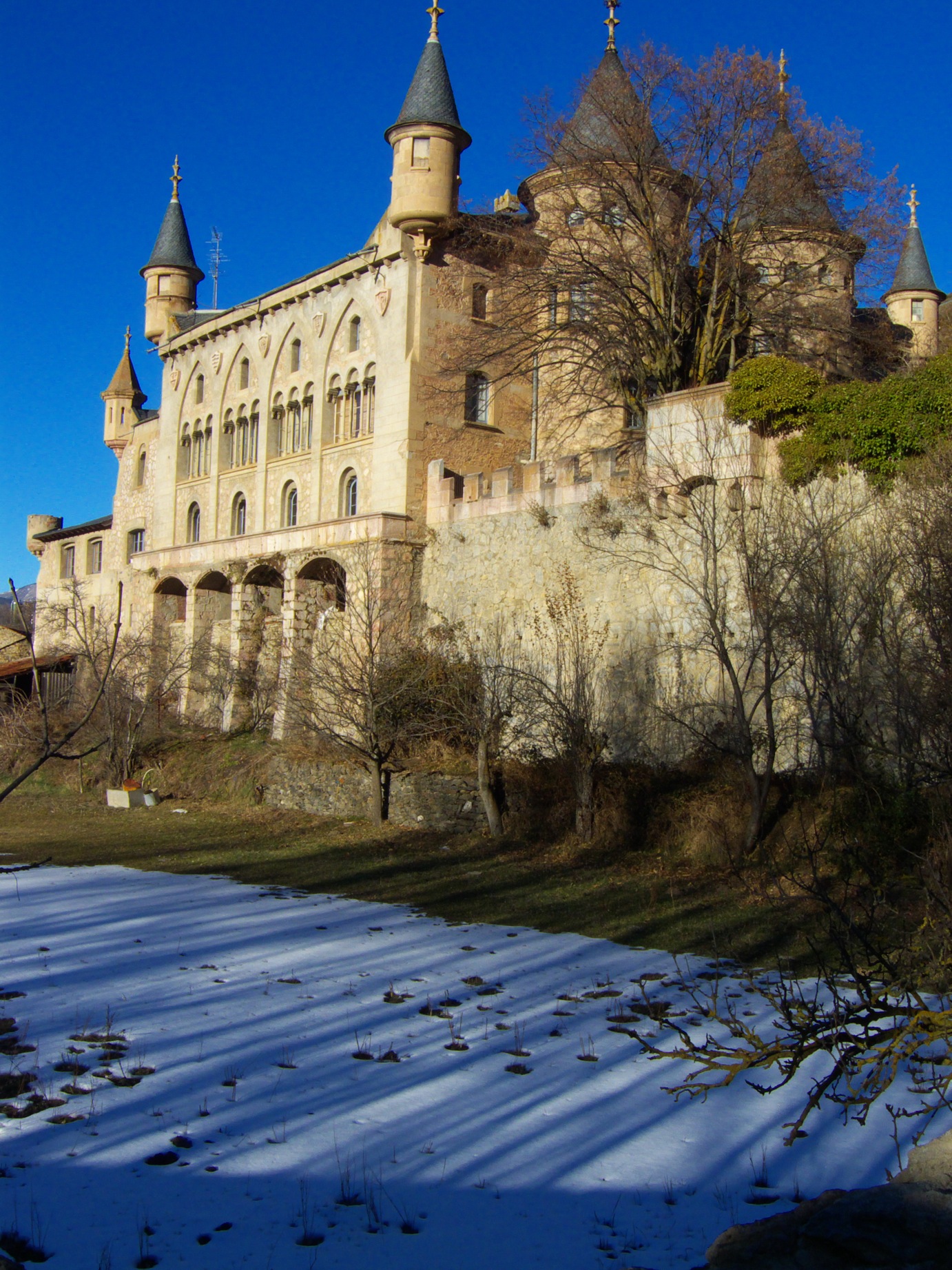 La Torre del Riu d’Alp és un gran casal senyorial