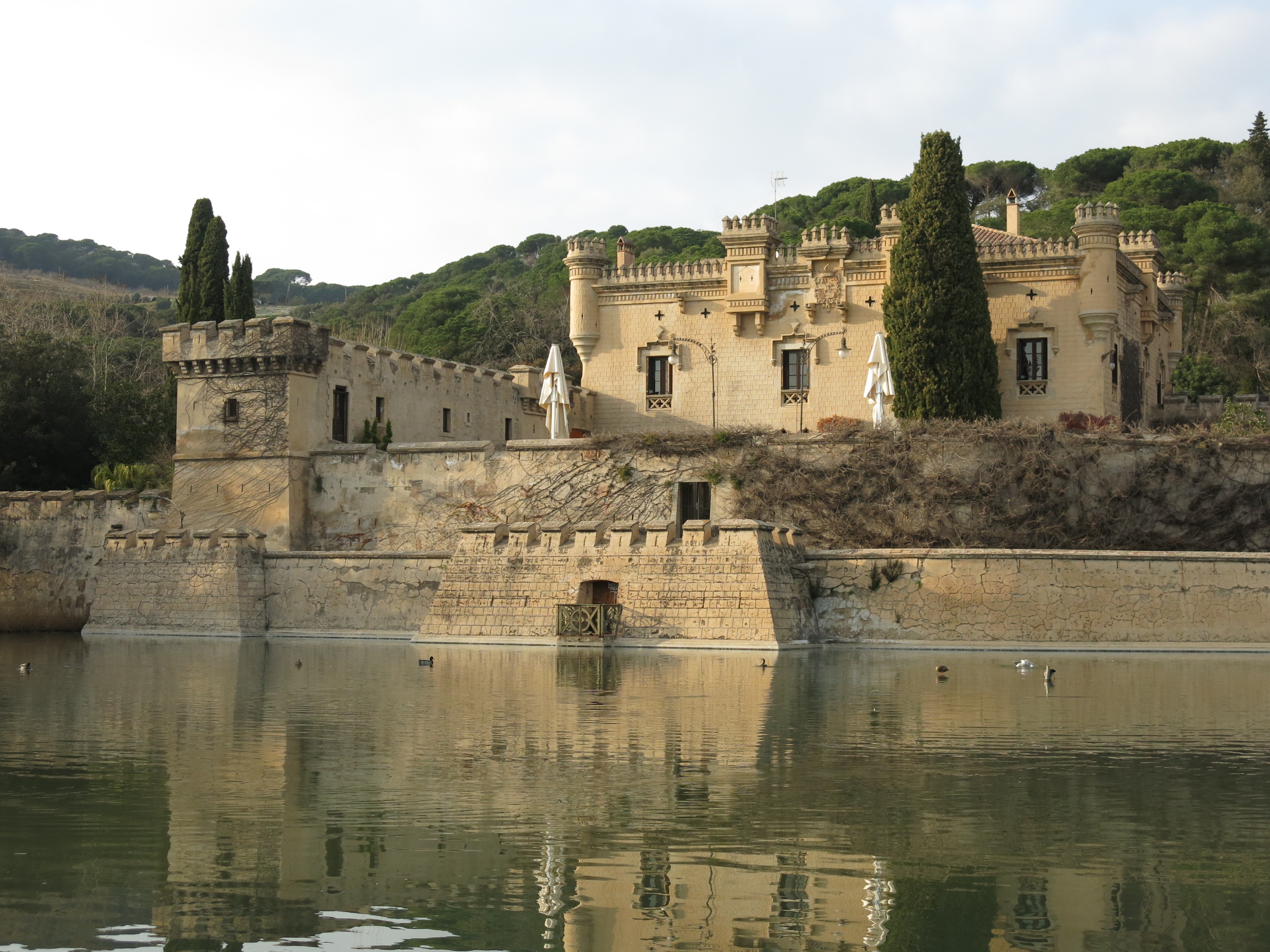 Castell Jalpí envoltat de llacs i boscos