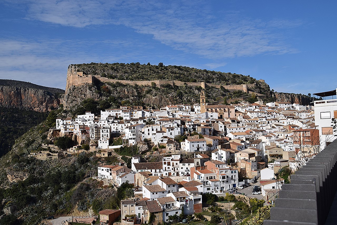 El poble de Xulella, situat a la vessant d'un alt promontori