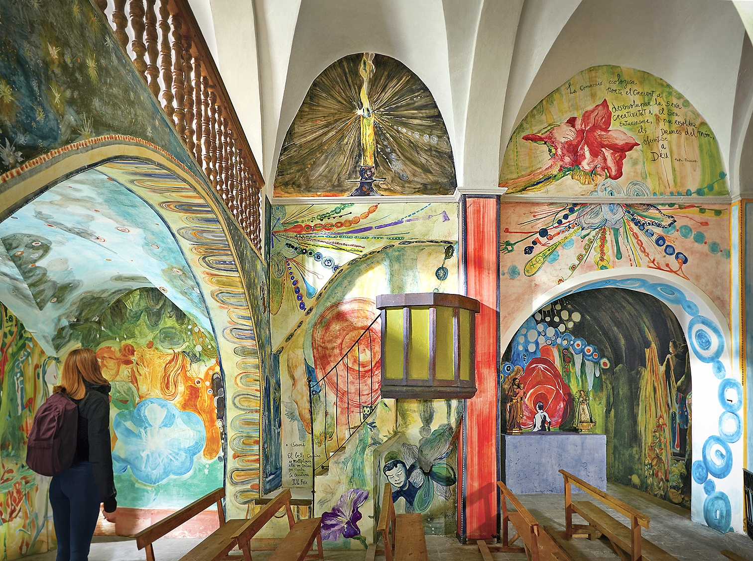 Les pintures de l’artista Santi Moix decoren les parets de la l’interior de l'església de Sant Víctor de Saurí.