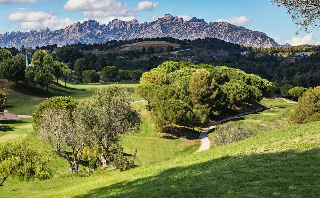 Practica el teu ‘swing’ al Club de Golf Barcelona, amb vistes a la Muntanya de Montserrat