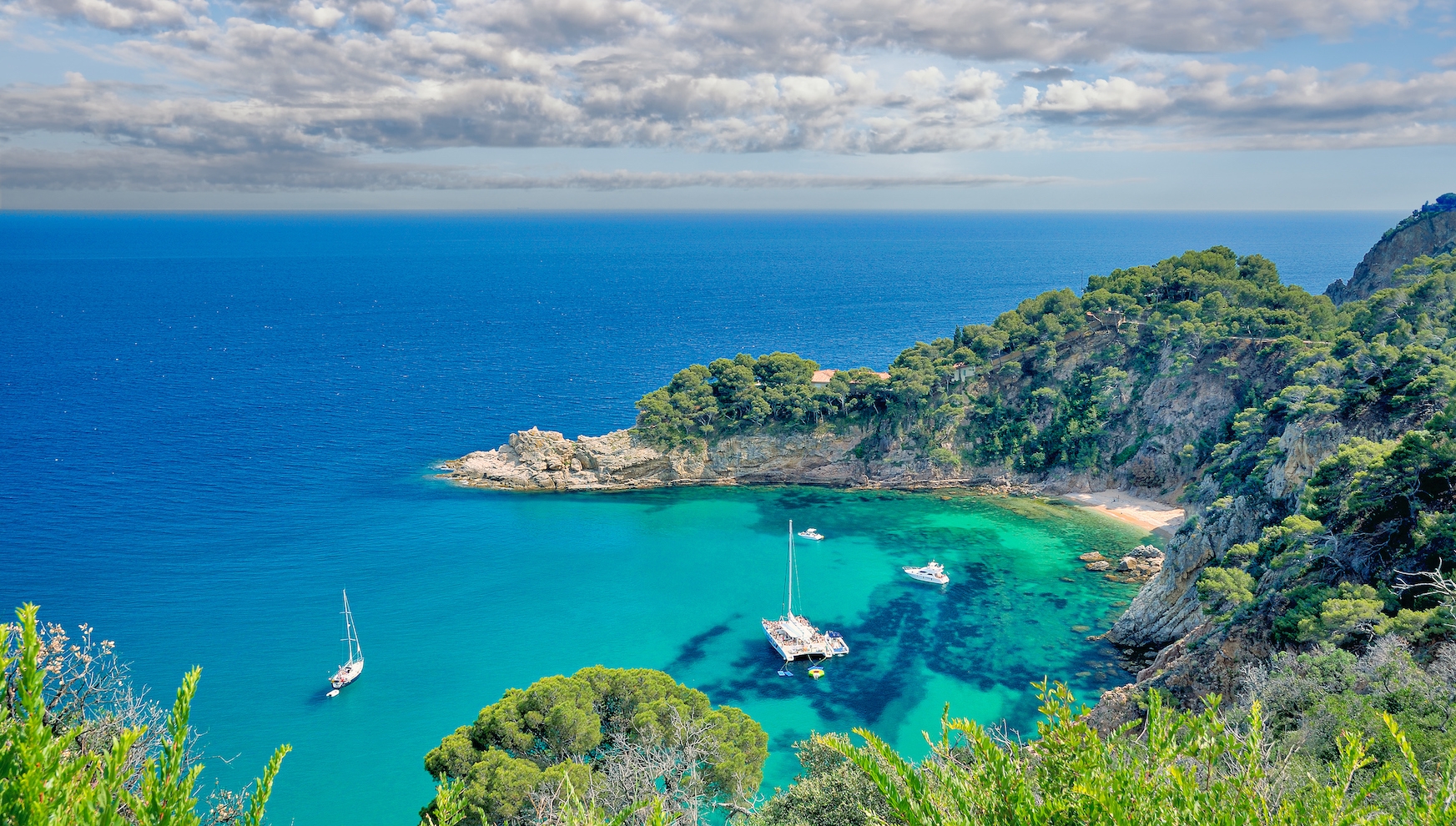 La costa brava és una de les àrees de Catalunya que suporta més presència de turístiques