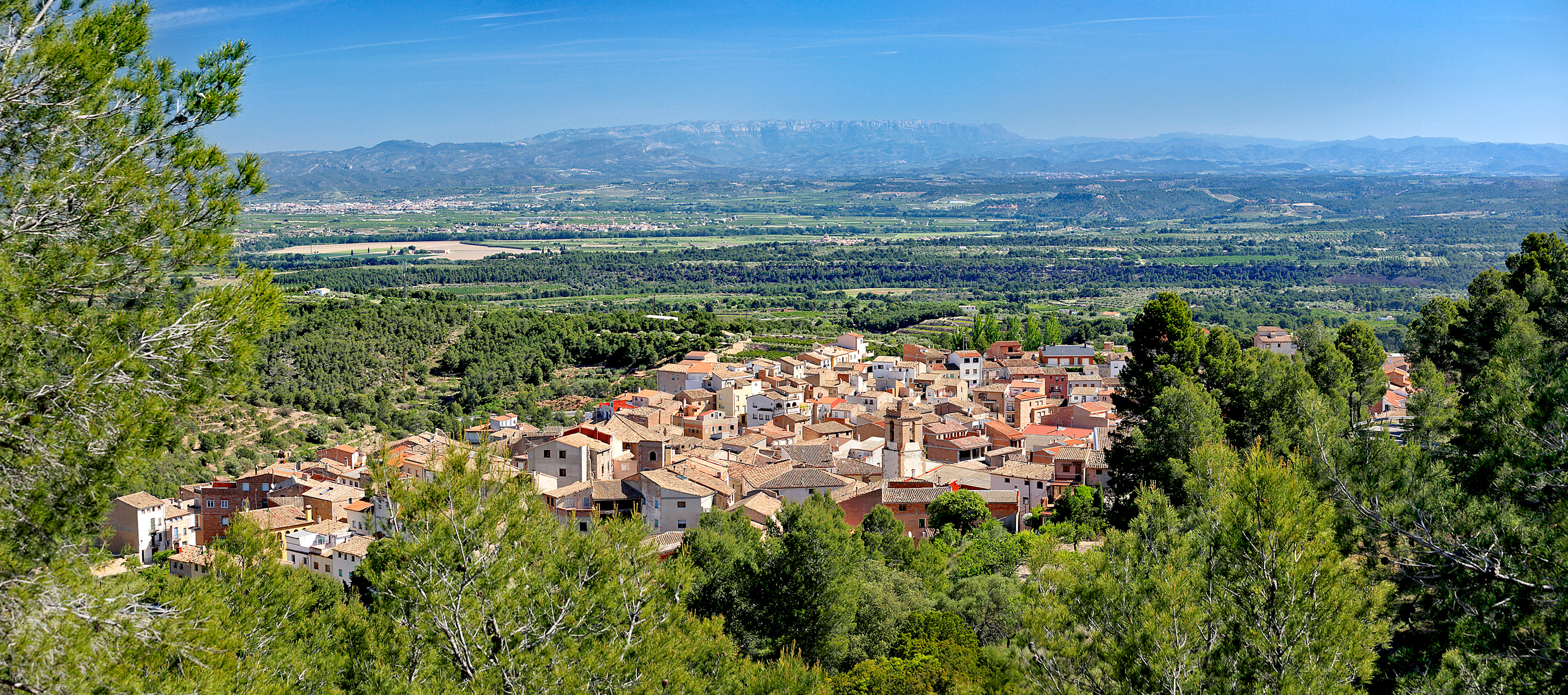 Situat al peu de la serra de Cardó, des del nucli de Rasquera hi ha una magnífica panoràmica de la cubeta de Móra