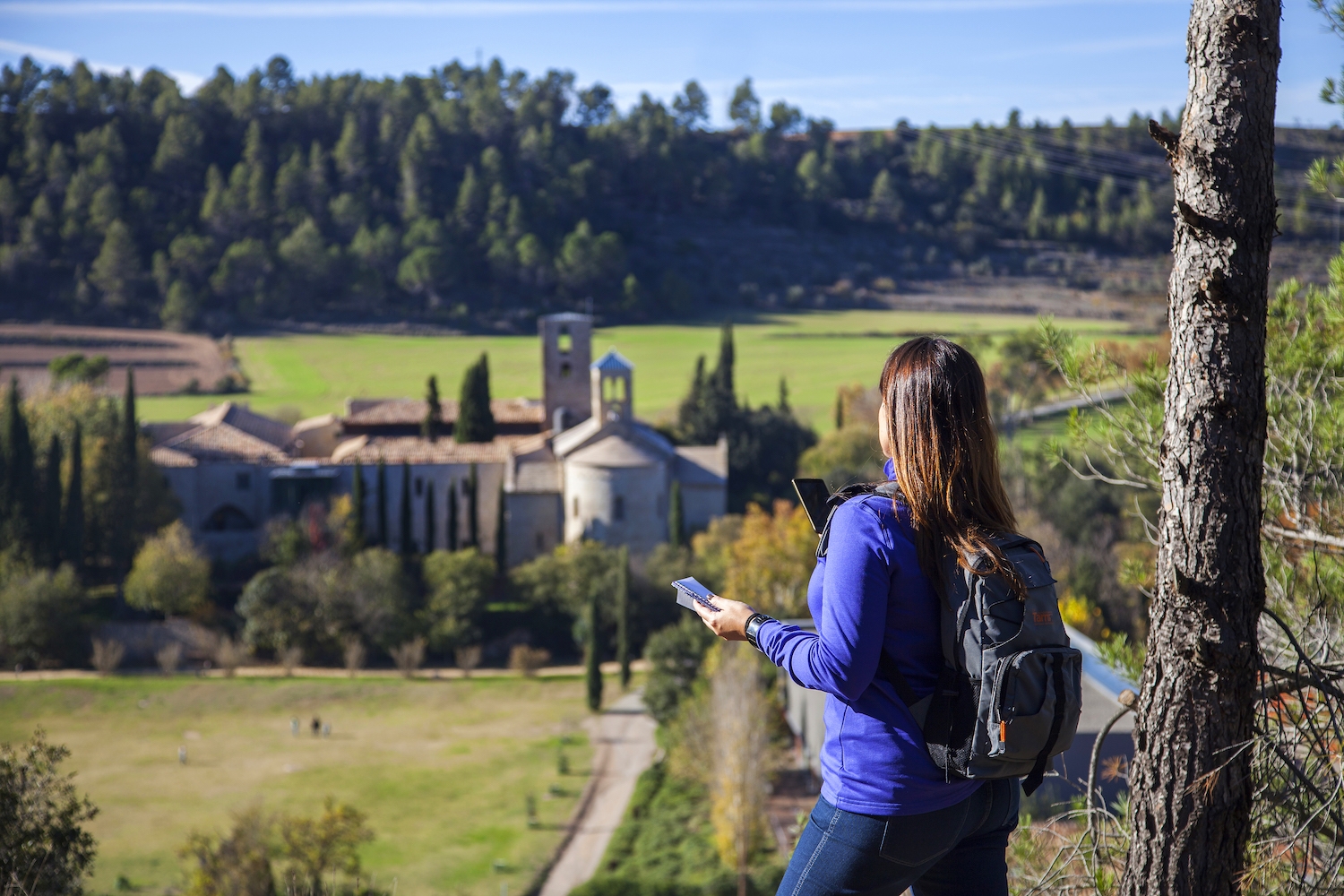 Hi ha empreses que organitzen sortides i dissenyen rutes de geocaching a mida. A la imatge, buscant tresors amb GPS a Món Sant Benet