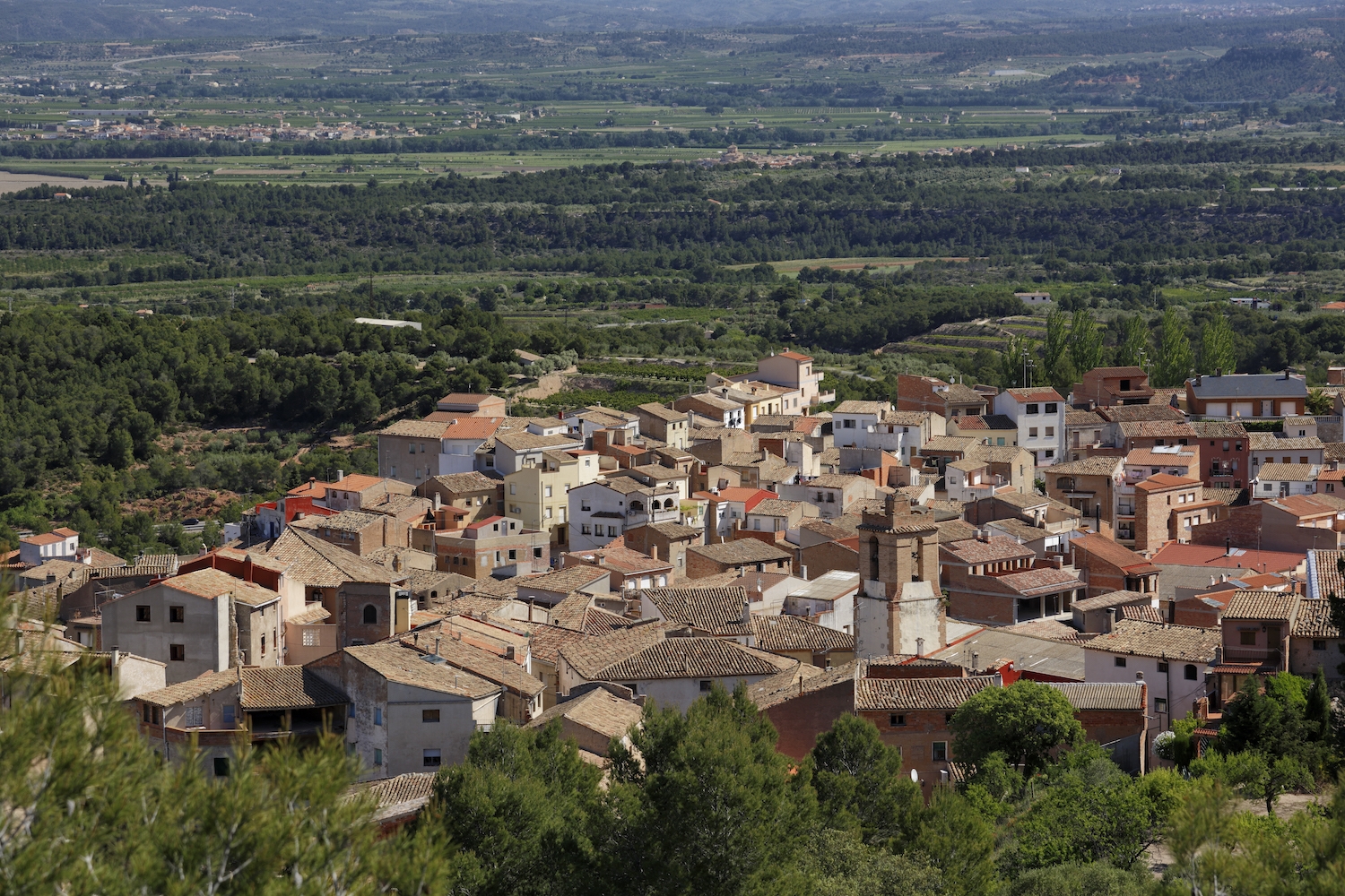 El poble de Rasquera està encarat a la cubeta, o depressió, de Móra, una plana fèrtil travessada per l’Ebre