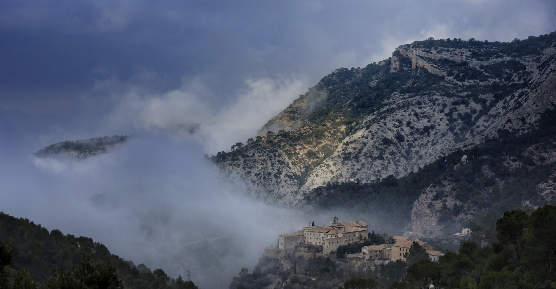 L’antic balneari de Cardó s’alça a 500 m d’altitud, damunt el cingle de Sallent